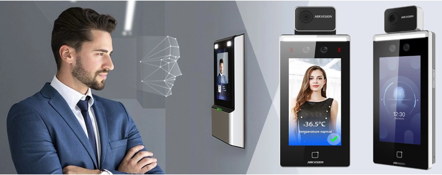 Terminal moderno de controle de acesso Hikvision em porta corporativa.